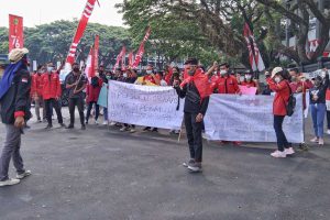 Puluhan mahasiswa gelar aksi di depan Balaikota Malang. (jaz) - PPKM Dinilai Gagal, Puluhan Mahasiswa Aksi Turun Jalan