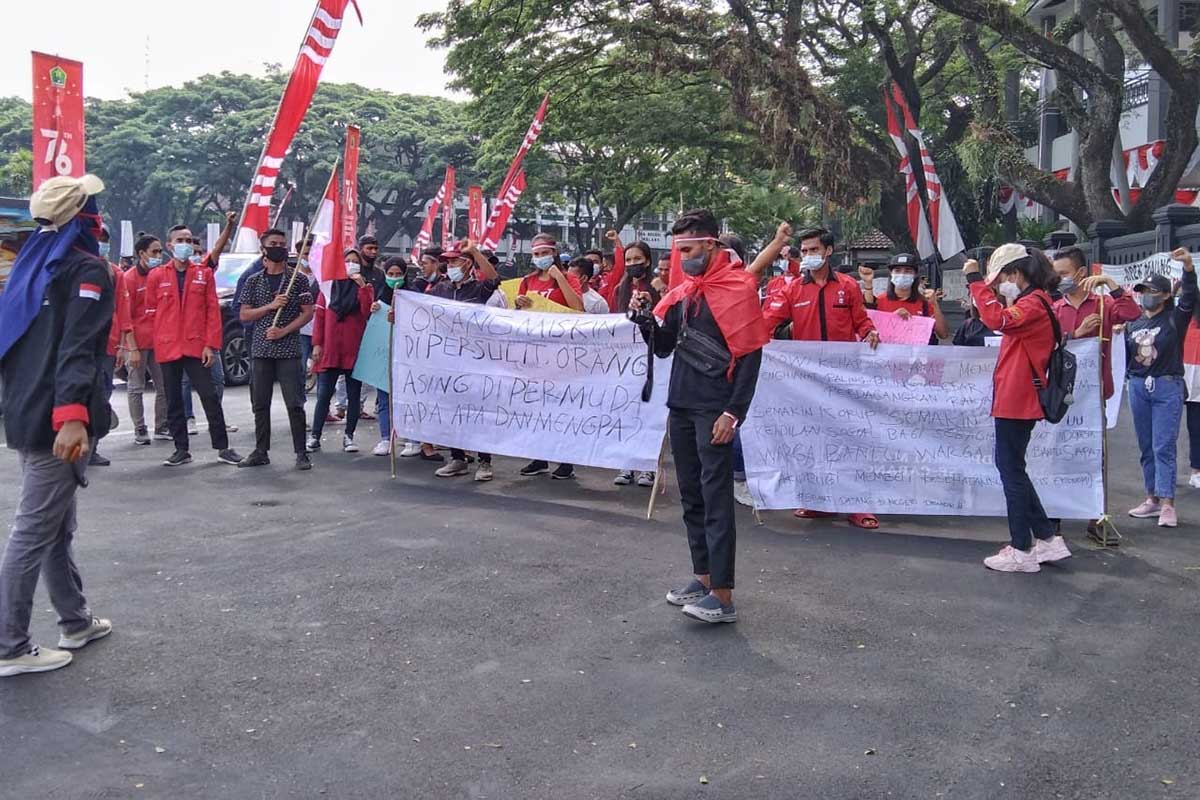 Puluhan mahasiswa gelar aksi di depan Balaikota Malang. (jaz) - PPKM Dinilai Gagal, Puluhan Mahasiswa Aksi Turun Jalan
