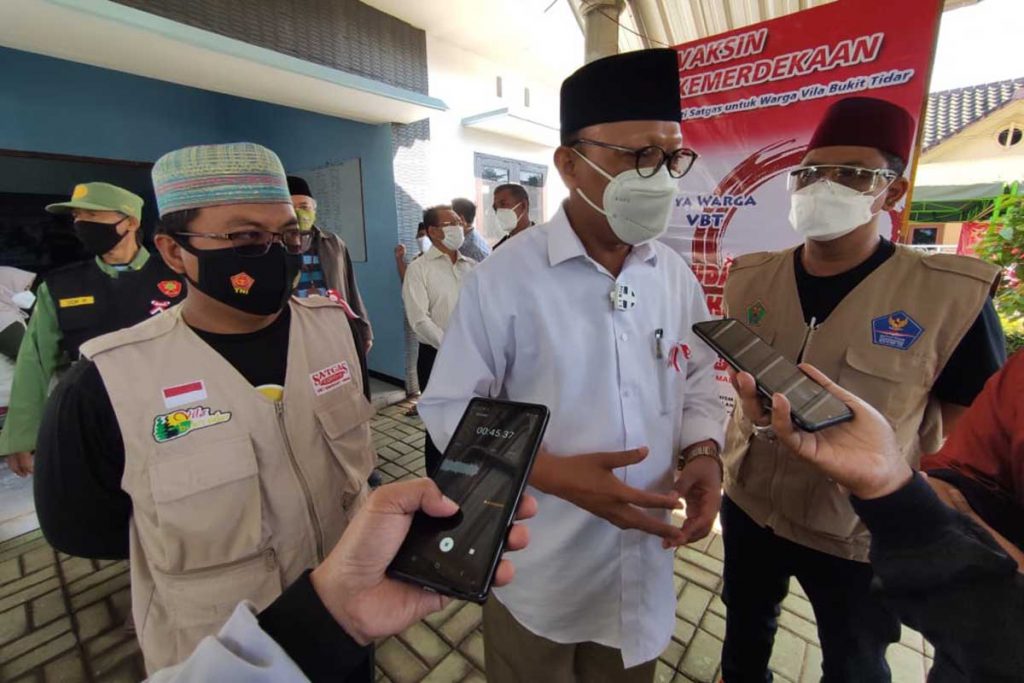 Rektor Unisma didampingi Ketua Satgas dan Ketua RW 11. (rhd) - Kolaborasi RSI-Unisma-Satgas, 700 Warga Vila Bukit Tidar Divaksin Sinovac