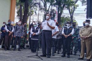 Kemenko Marves, Luhut B Pandjaitan, tiba di Safehouse Jalan Kawi. (jaz) - Kunjungan ke Malang, Menko Marves - Kemenkes Tinjau Safehouse hingga Vaksinasi