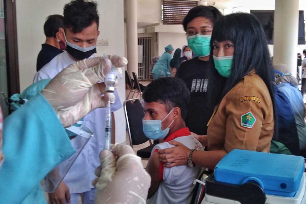 Sahabat disabilitas disuntik vaksin Sinopharm. (jaz) - 80 Sahabat Disabilitas Yayasan Bakti Luhur Divaksin Sinopharm