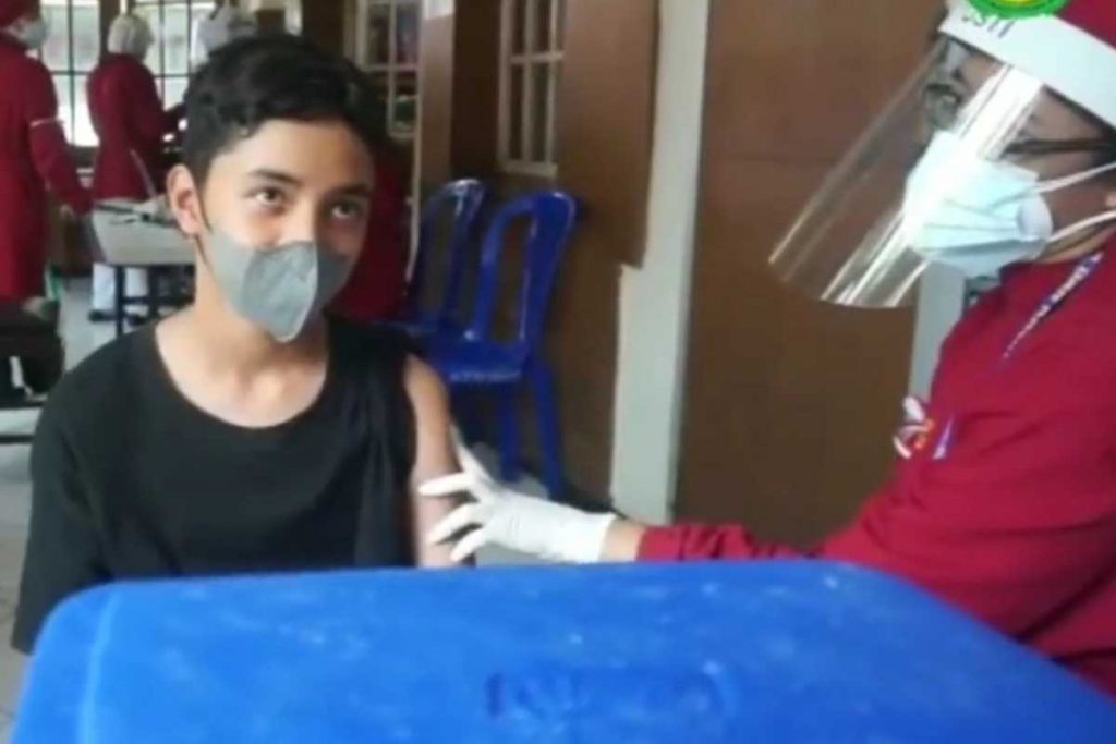 Salah satu anak mendapatkan vaksin anak. (ist) - RSIA Mawar Suntikan 4.000 Vaksin 'Bhinneka Tunggal Ika' Untuk Lintas Komunitas - Diinisiasi FKAUB, DPR RI, Paroki, dan RSIA Mawar