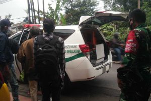 Sejumlah pasien isoman dipindahkan ke isoter menggunakan ambulans. (ist) - 35 Isoman Dipindahkan Ke Safe House BPSDM dan RS Lapangan Ijen