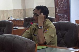 Sekretaris Dispendik Jember Suripto, saat rapat panitia khusus (pansus) covid-19 bersama DPRD. (ist) - Dispendik Jember Belum Berani Terapkan Pembelajaran Tatap Muka