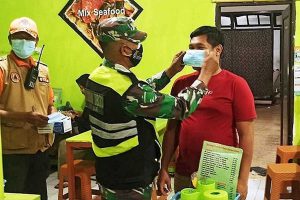 Selain menghimbau dan menindak, petugas juga memberikan sosialisasi dan pemberian masker gratis. (ist) - PPKM Level 4 Diperpanjang, Tim Gabungan Lanjutkan Operasi
