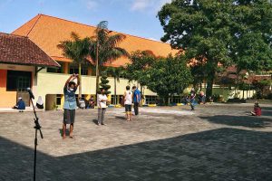 Situasi warga yang menjalani isoter di Safehouse Kawi. (jaz) - Dinkes Masih Jajaki Kekurangan Sarpras Isoter