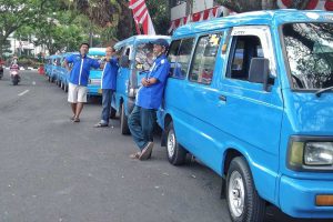 Sopir angkot di sekitar Balaikota Malang, menuntut kejelasan Bansos. (jaz) - Sopir Angkot Tuntut Kejelasan Bansos