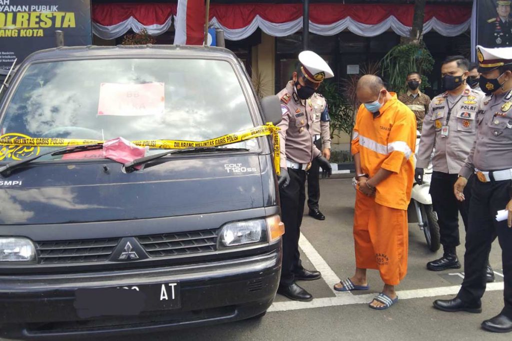 Tersangka bersama Kasatlantas melihat mobil pick up yang dikendarai. (jaz) - Kasus Tabrak Lari, Sopir Pick Up Dibui