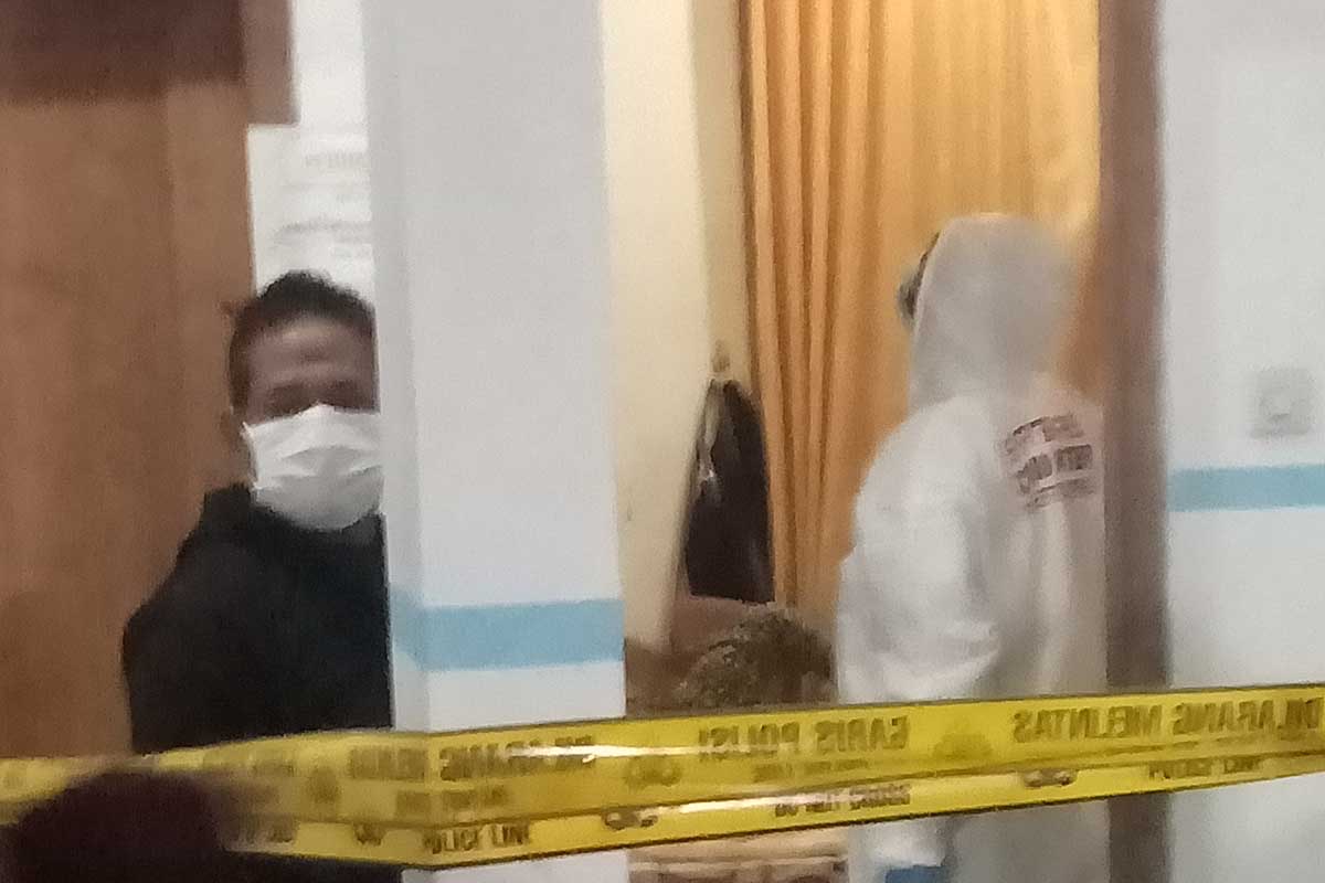 Tim Medis dan INAFIS Polresta Banyuwangi saat mengevakuasi korban meninggal dunia di hotel Asri, Genteng Wetan, Jum'at (27/8/2021) malam. (Foto: Kuryanto, Memo-X) - Janda Asal Desa Karangdoro Ditemukan Membusuk Di Kamar Hotel