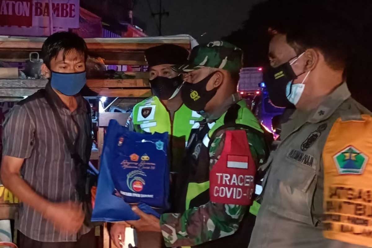 Tim PPKM Kota Malang bagikan sembako untuk PKL. (ist) - Tim PPKM Kota Malang Bagikan Sembako untuk PKL