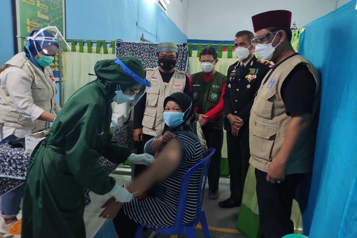 Tim Satgas dan RSI Unisma menyaksikan vaksinasi warga VBT. (rhd) - Kolaborasi RSI-Unisma-Satgas, 700 Warga Vila Bukit Tidar Divaksin Sinovac