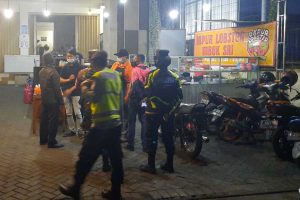 Tim gabungan bubarkan PKL buka lewati jam malam. (ist) - Tim Gabungan Operasi PPKM Redam Mobilitas Warga Blimbing