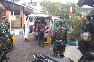 Tim gabungan menjemput dan evakuasi isoman ke isoter. (ist) - Tim Gabungan Bertahap Evakuasi 70 Isoman ke Isoter - Tim Gabungan Bertahap Evakuasi 70 Isoman ke Isoter • Hampir 200 isoman dievakuasi selama 3 hari