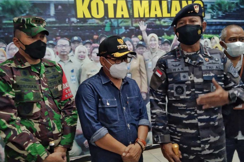 Laksda TNI Iwan Isnurwanto memberikan keterangan resmi kepada awak media. (jaz) - Pangkoarmada II - Pemkot Malang Siap Vaksinasi Massal 20.000 Warga di Stadion Gajayana
