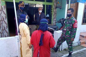 Upaya 3T dengan mendatangi warga. (ist) - Babinsa dan Puskesmas Kedungkandang Masifkan 3T