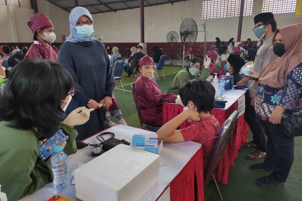 Vaksinasi juga diberikan pada anak keluarga civitas ABM. (rhd) - STIE Malangkucecwara Gandeng Kodim 0833 Vaksinasi 500 Dosis Sinovac