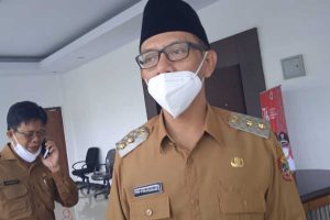 Wabup Gus Firjaun saat diwawancara awak media usai mengikuti video conference pembukaan Gelar Buah Nusantara (GBN) ke-16 tahun. (ist) - Wabup Gus Firjaun Optimis Jember Bisa Ekspor Buah Lokal Unggulan