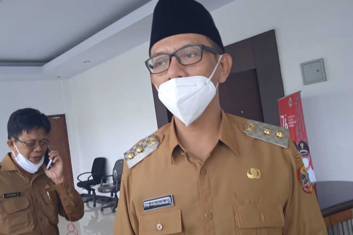 Wabup Gus Firjaun saat diwawancara awak media usai mengikuti video conference pembukaan Gelar Buah Nusantara (GBN) ke-16 tahun. (ist) - Wabup Gus Firjaun Optimis Jember Bisa Ekspor Buah Lokal Unggulan