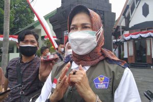 Walikota Batu, Dewanti Rumpoko, ditemui selepas kunjungan di Malang. (jaz) - Pemkot Batu Klaim Tracing Sudah Tinggi