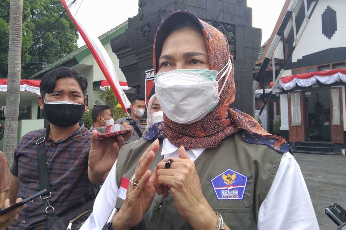 Walikota Batu, Dewanti Rumpoko, ditemui selepas kunjungan di Malang. (jaz) - Pemkot Batu Klaim Tracing Sudah Tinggi