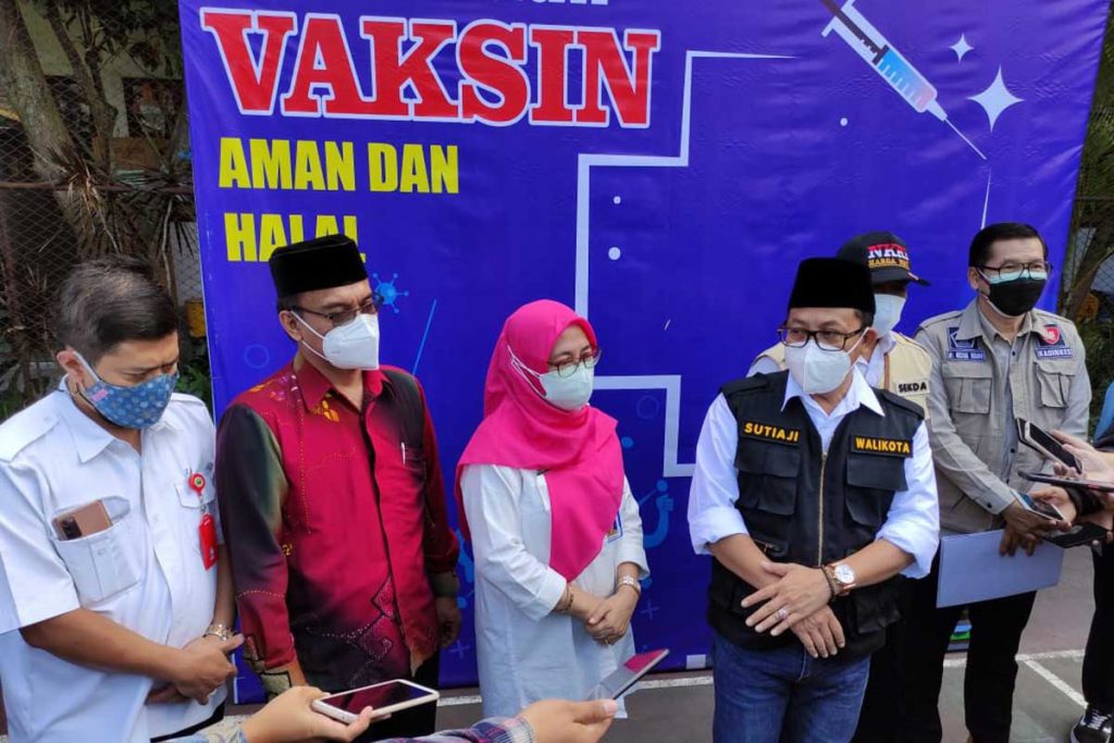 Walikota didampingi Sekda, Kacabdin Pendidikan Wilayah Kota Malang dan Kota Batu, Kepala SMAN 2 Kota Malang. (rhd) - 1000 Siswa SMAN 2 Malang Divaksin Massal