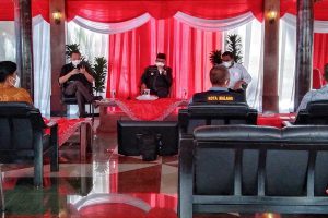 Walikota didampingi Wawali menyampaikan kondisi yang sebenarnya di Kota Malang kepada perwakilan Kemenko Marves. (jaz) - Pemkot Malang Terima Perwakilan Kemenko Marves H-1 Kunjungan Luhut