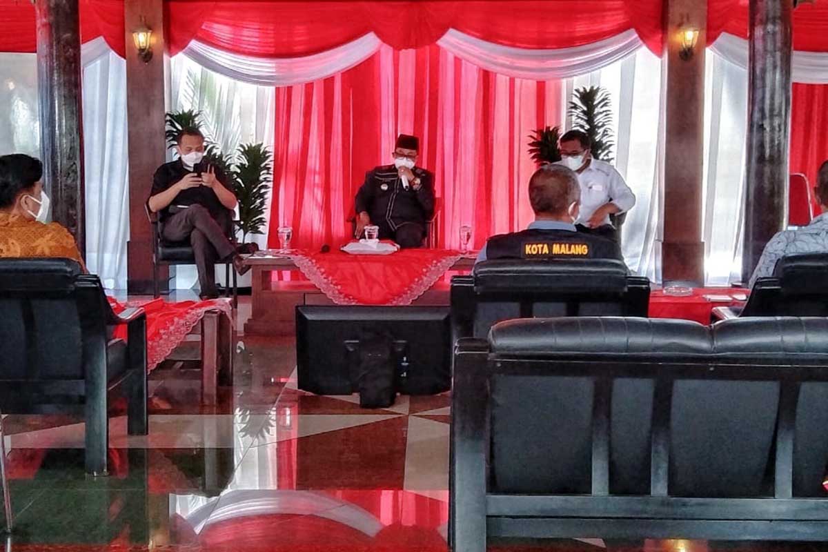 Walikota didampingi Wawali menyampaikan kondisi yang sebenarnya di Kota Malang kepada perwakilan Kemenko Marves. (jaz) - Pemkot Malang Terima Perwakilan Kemenko Marves H-1 Kunjungan Luhut