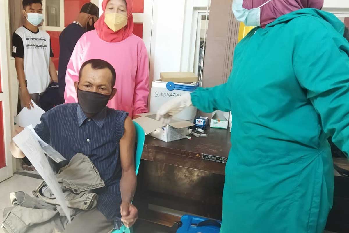 Warga Desa Jubung saat mengikuti vaksinasi di Pendopo Desa Jubung. (ist) - Warga Desa Jubung Antusias Ikuti Vaksinasi