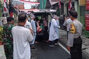 Warga Isoman dijemput petugas untuk dievakuasi ke Isoter. (ist) - 59 Orang Isoman Dievakuasi Ke BPSDM dan RS LIB