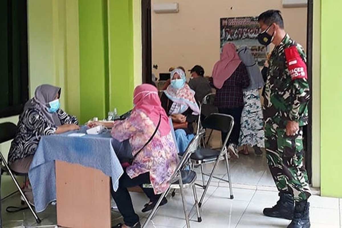 Warga menjalani skrining sebelum divaksin. (ist) - 117 Warga Tasikmadu Divaksin