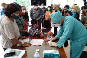 Wawali Kota Malang meninkau vaksinasi di Yayasan Bakti Luhur. (jaz) - 80 Sahabat Disabilitas Yayasan Bakti Luhur Divaksin Sinopharm