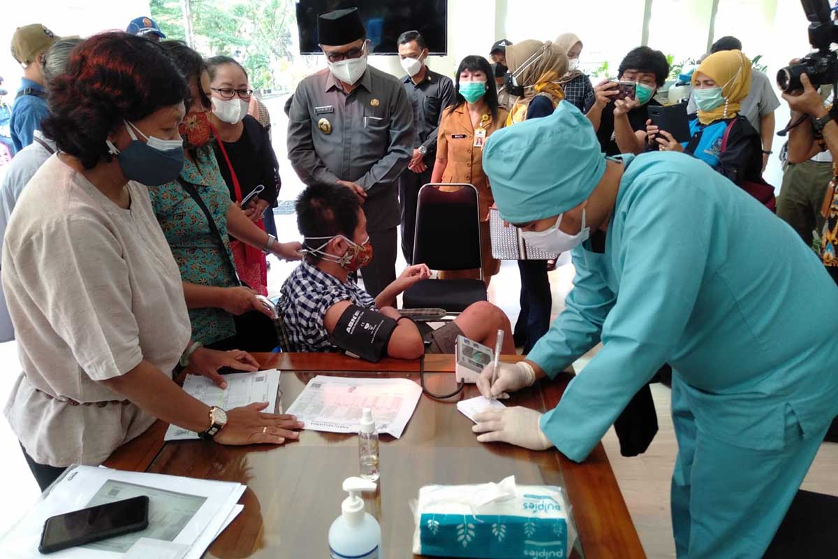 Wawali Kota Malang meninkau vaksinasi di Yayasan Bakti Luhur. (jaz) - 80 Sahabat Disabilitas Yayasan Bakti Luhur Divaksin Sinopharm