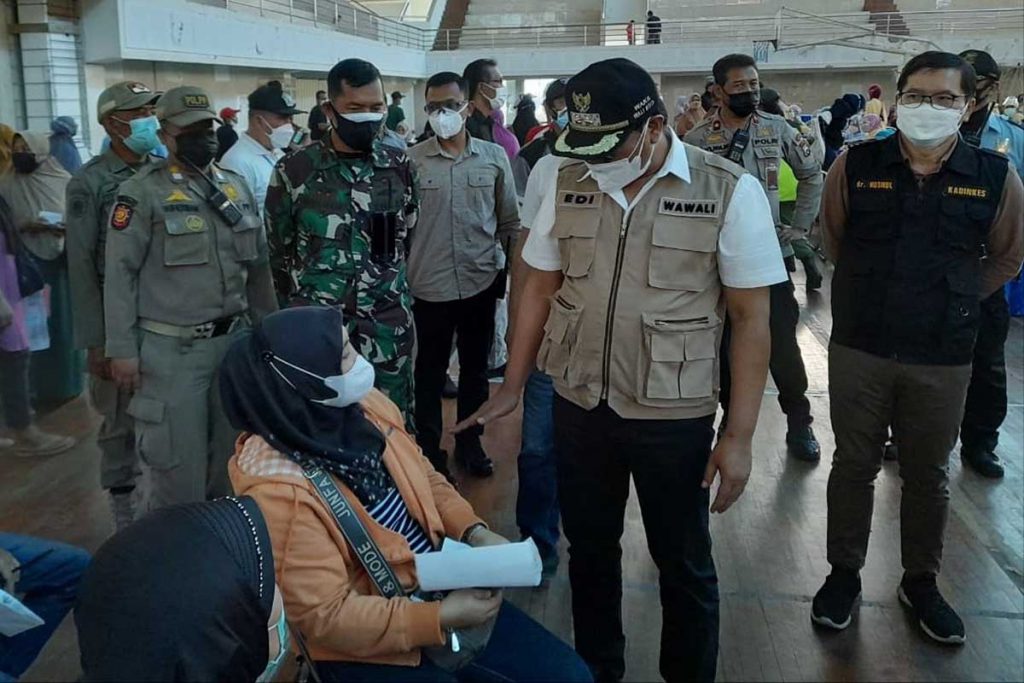 Wawali berkomunikasi dengan warga peserta vaksin. (ist) - Serbuan Vaksinasi Massal Kewilayahan, Wawali: Layak Jadi Role Model