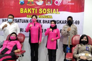 Zaenal Marzuki beserta Polwan dan Ibu Bhayangkari saat pelaksanan donor darah. (ist) - Polwan dan Ibu Bhayangkari Polres Jember Gelar Bhakti Sosial Donor Darah
