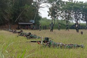 Anggota Kodim 0833 serius latihan menembak senjata ringan (Latbakjatri). (ist) - Latbakjatri Kodim 0833 Asah Kemampuan Prajurit Menembak