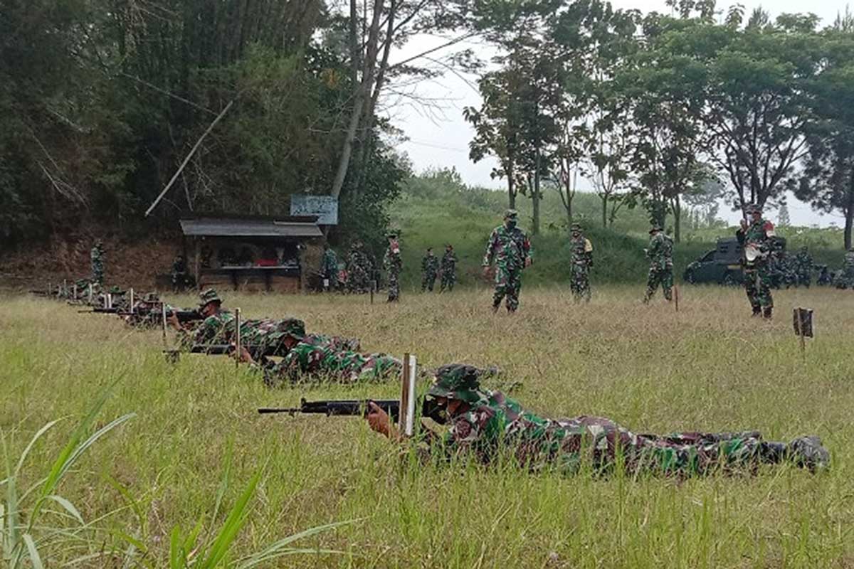 Anggota Kodim 0833 serius latihan menembak senjata ringan (Latbakjatri). (ist) - Latbakjatri Kodim 0833 Asah Kemampuan Prajurit Menembak