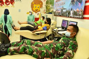 Anggota TNI bersama masyarakat umum mendonorkan darah. (ist) - Peringati HUT ke-76 TNI, Korem 083/Bdj dan Kodim 0833 Gelar Donor Darah
