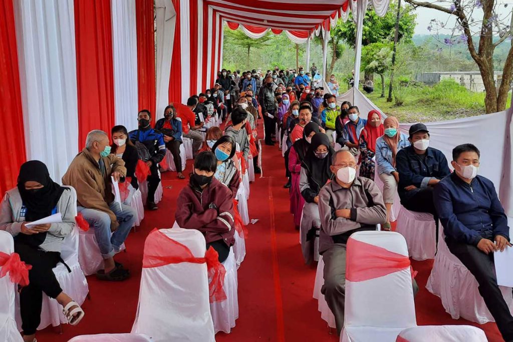 Animo masyarakat antri dengan tertib mengikuti vaksinasi. (ist) - Dorong Percepatan Vaksinasi, Ahmad Basarah Gelontorkan Ribuan Vaksin di Pendopo Aspirasi