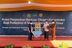 BANTUAN OKSIGEN: Penyerahan secara simbolis konsentrator oksigen untuk wilayah Jatim di Pondok Pesantren Salafiyah Sayfi'iyah Khoiriyah Hasyim, Seblak, Jombang disaksikan Gus Ahmad Syauqi Ma'ruf Amin - ASTana Serahkan Donasi Oksigen Konsentrator kepada Ponpes