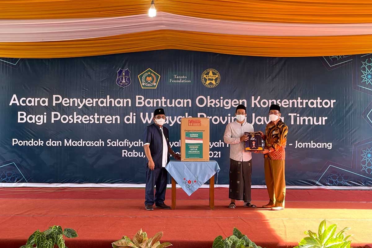 BANTUAN OKSIGEN: Penyerahan secara simbolis konsentrator oksigen untuk wilayah Jatim di Pondok Pesantren Salafiyah Sayfi'iyah Khoiriyah Hasyim, Seblak, Jombang disaksikan Gus Ahmad Syauqi Ma'ruf Amin - ASTana Serahkan Donasi Oksigen Konsentrator kepada Ponpes