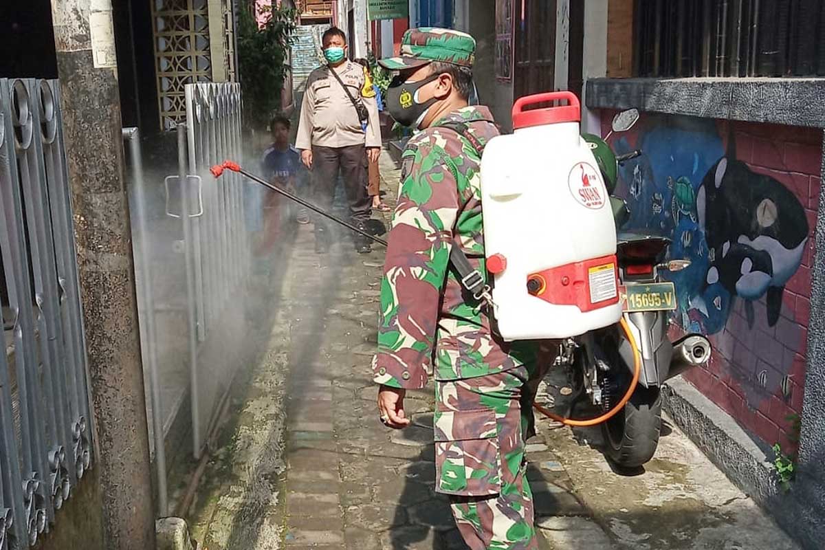 Babinsa Kauman lakukan penyemprotan disinfektan. (ist) - Redam Penyebaran Covid-19, Bareng Kartini Dihujani Disinfektan