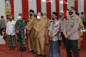 Bupati Hendy Siswanto beserta Wabup Gus Firjaun, menghadiri vaksinasi di Pondok Pesantren Rhoudotul Ulum. (ist) - Bupati dan Wakil Bupati Jember Hadiri Vaksinasi Serentak di Pesantren Rhoudotul Ulum