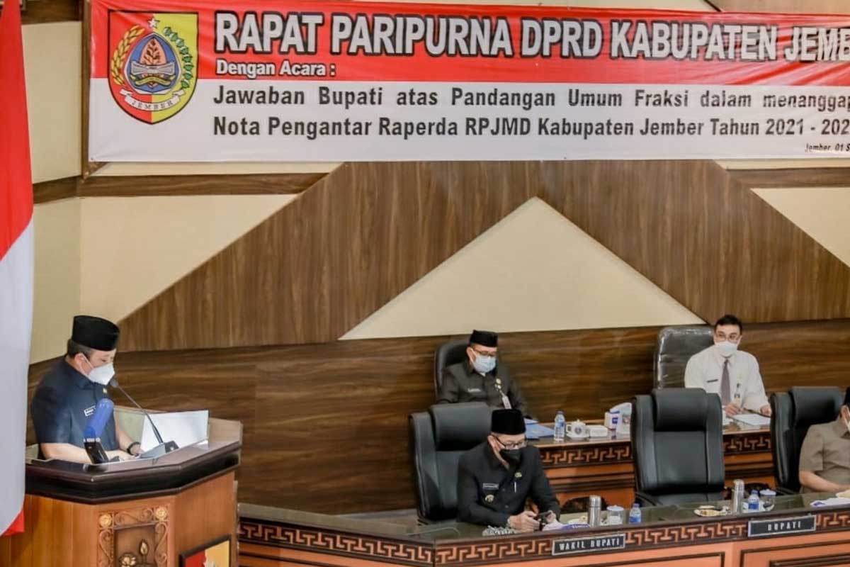 Bupati Hendy Siswanto saat rapat Rencana Pembangunan Jangka Menengah (RPJMD) Pemerintah Kabupaten Jember. (ist) - Bupati Jember Konsisten Akan Pindah Pusat Pemerintahan