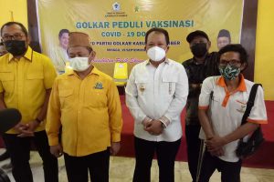 Bupati Hendy bersama Ketua DPD Partai Golkar Jatim, M. Sarmuji, saat mengunjungi vaksinasi. (ist) - DPD Partai Golkar Kabupaten Jember Gelar Vaksinasi Covid-19