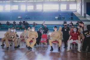 Bupati Hendy bersama Wabup Gus Firjaun, meninjau pelaksanaan seleksi atlet bulutangkis dan pencak silat di GOR PKPSO Kaliwates. (ist) - Pemkab Jember Mulai Siapkan Atlet Hadapi Porprov 2022