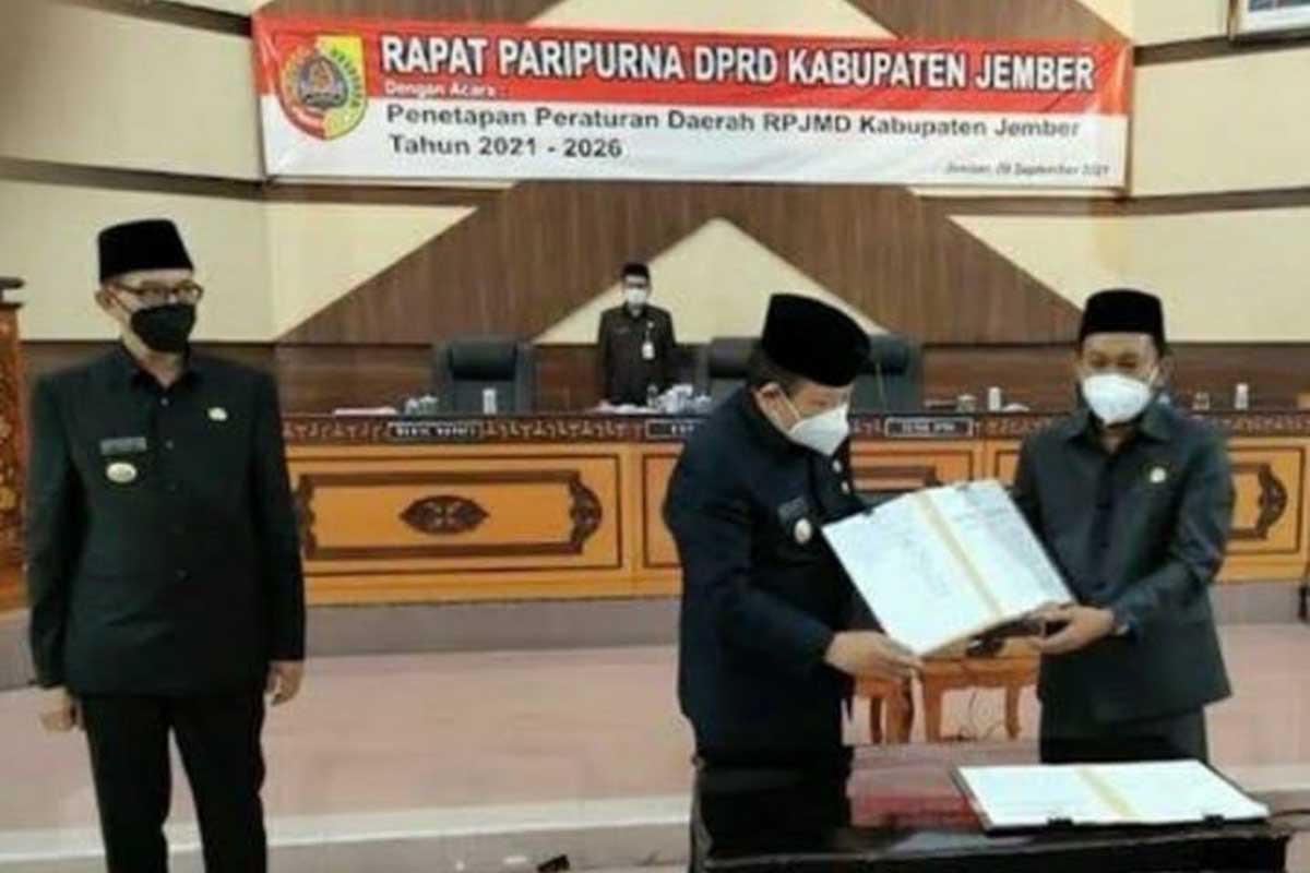 Bupati Hendy beserta Ketua DPRD Jember Itqon Syauqi, setelah menandatangani RPJMD 2021-2026 di ruang paripurna Gedung DPRD Jember. (ist) - DPRD Jember Setujui RPJMD Kabupaten Jember Tahun Anggaran 2021-2026