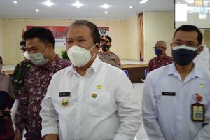 Bupati Hendy memberikan keterangan pada awak media di Gedung Zainuri Unmuh Jember. (ist) - Pemkab Jember Beri Pelatihan Sekolah Desa Cerdas Bagi Sekdes