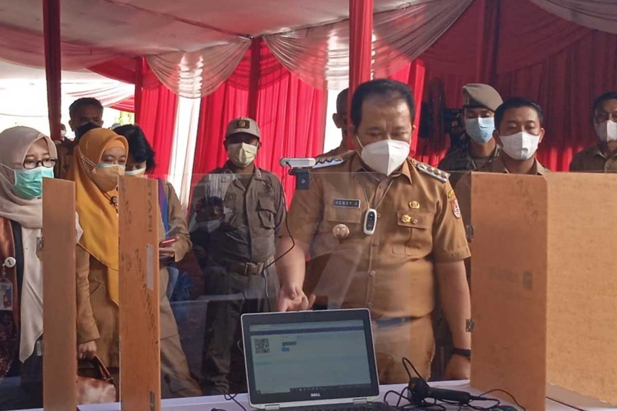 Bupati Hendy meninjau persiapan lokasi peserta tes SKD CPNS di Gedung Serba Guna (GSG). (ist) - Bupati Jember Tinjau Kesiapan Lokasi Tes SKD CPNS di GSG