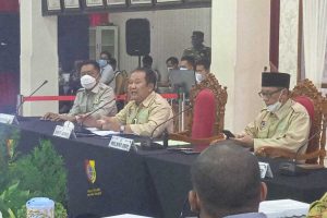 Bupati Hendy rapat dengan para pengusaha tambak dan para aktifis di Pendopo Wahyawibawagraha. (ist) - Pemkab Jember Minta Kelengkapan Dokumen dan Perizinan Pemilik Tambak