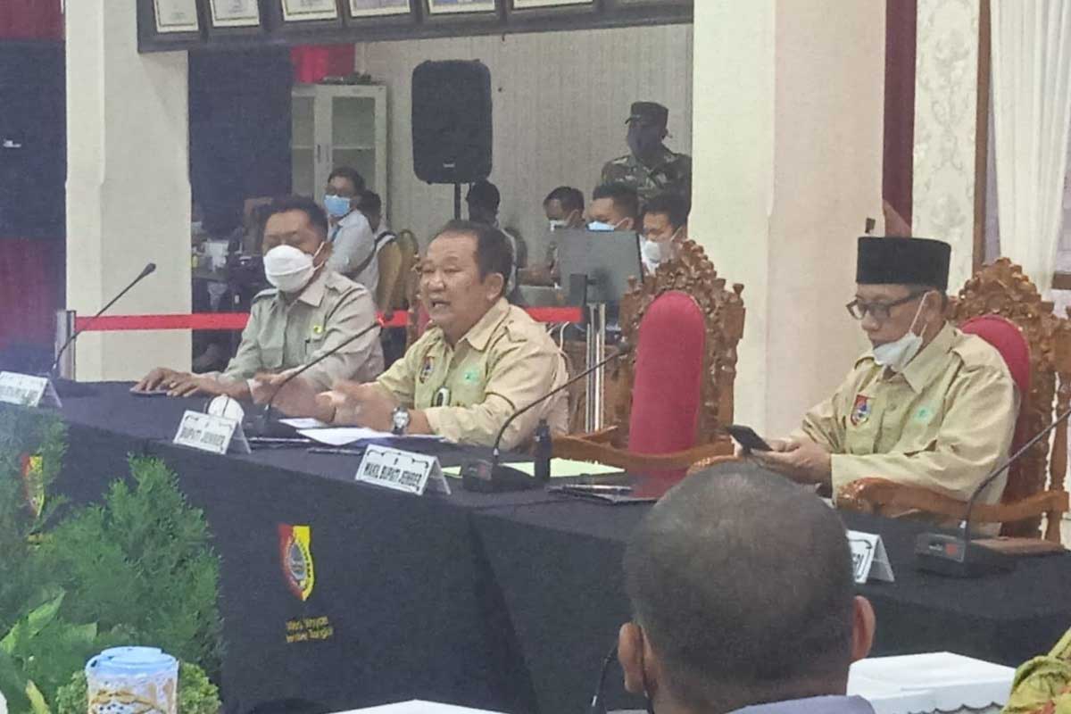 Bupati Hendy rapat dengan para pengusaha tambak dan para aktifis di Pendopo Wahyawibawagraha. (ist) - Pemkab Jember Minta Kelengkapan Dokumen dan Perizinan Pemilik Tambak